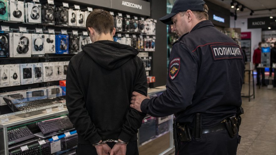 В Саратове подросток-рецидивист украл из магазина наушники и клавиатуру