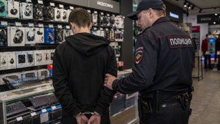 В Саратове подросток-рецидивист украл из магазина наушники и клавиатуру