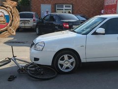 Пешеходы, мотоциклист и велосипедист угодили под колеса машин