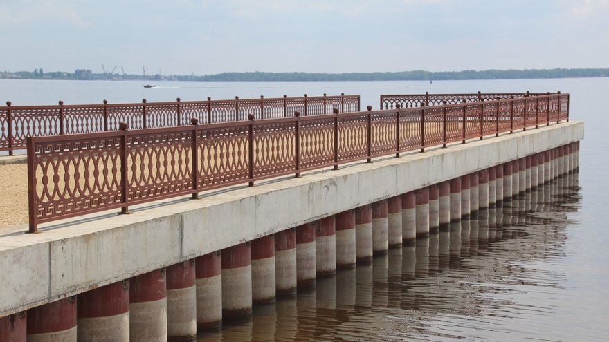 На саратовском пляже девочка спрыгнула с пирса и сломала ногу