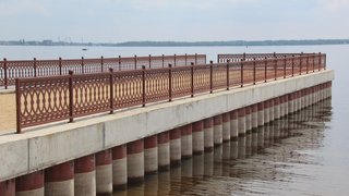 На саратовском пляже девочка спрыгнула с пирса и сломала ногу