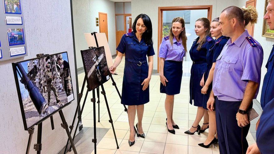 В саратовском СК открыли выставку на тему СВО