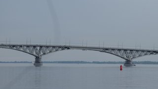 Под мостом Саратов-Энгельс искали упавшего с лодки утопленника