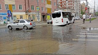 В Саратове маршрутка провалилась колесом в дорожную яму