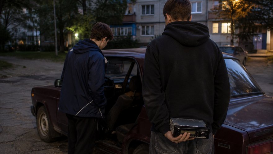 В Энгельсе 17-летний юноша продал другу его же украденную магнитолу