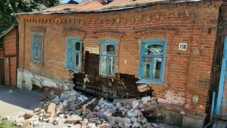 В центре Саратова обрушился фасад дома