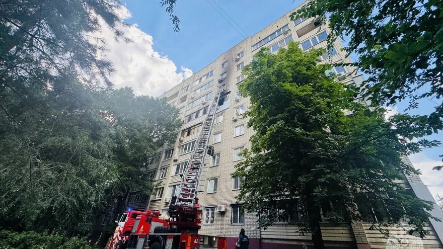 В Саратове взрослых и ребенка эвакуировали из горящего дома