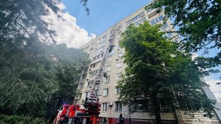 В Саратове взрослых и ребенка эвакуировали из горящего дома