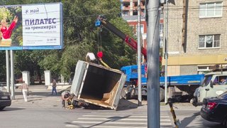 В центре Саратова вытаскивают застрявший грузовик с будкой