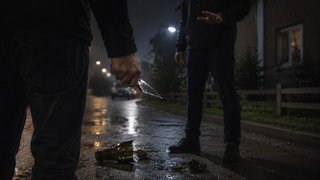 Саратовец не пустил пьяного мужчину в гости к сестре и матери и чуть не пострадал от розочки