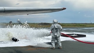 В аэропорту Саратова учились тушить самолет с пассажирами