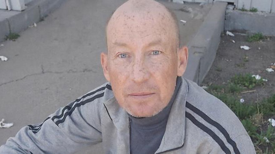 В Саратове пропал лысый мужчина в серой одежде