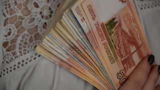В Саратове пенсионерка отправила мошенникам больше 500 тысяч рублей в надежде заработать на акциях