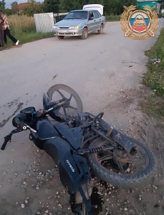 Водитель скутера врезался в припаркованную машину и попал в больницу