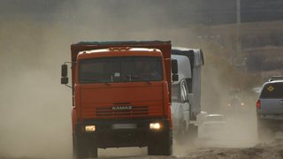 В Саратове отлетевшее от КамАЗа колесо покалечило мужчину