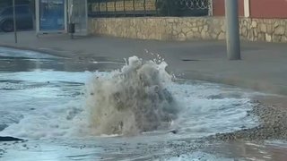 Рядом с набережной забил коммунальный фонтан