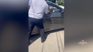 В Энгельсе полицейский разбил стекло машины ради спасения оставшегося в жаре грудничка