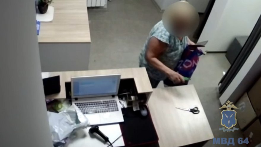 В Саратове пенсионерка с канцелярским ножом напала на 17-летнюю сотрудницу пункта выдачи Ozon