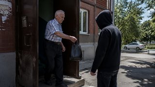 В Энгельсе 91-летний мужчина отдал аферистам 1,5 тысячи долларов и 2,5 млн рублей