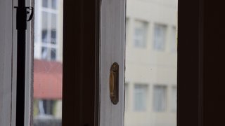 В Саратове девочку госпитализировали после падения из окна