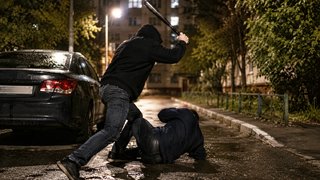 Саратовца до полусмерти избили битой в споре из-за парковки