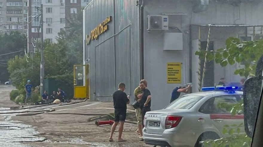 В Саратове тушили магазин Чижик и СТО
