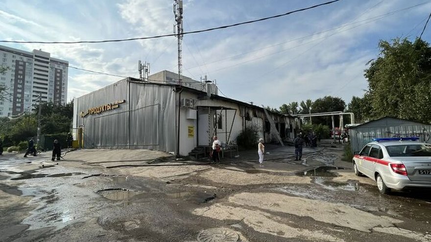 В Саратове тушили магазин Чижик и СТО