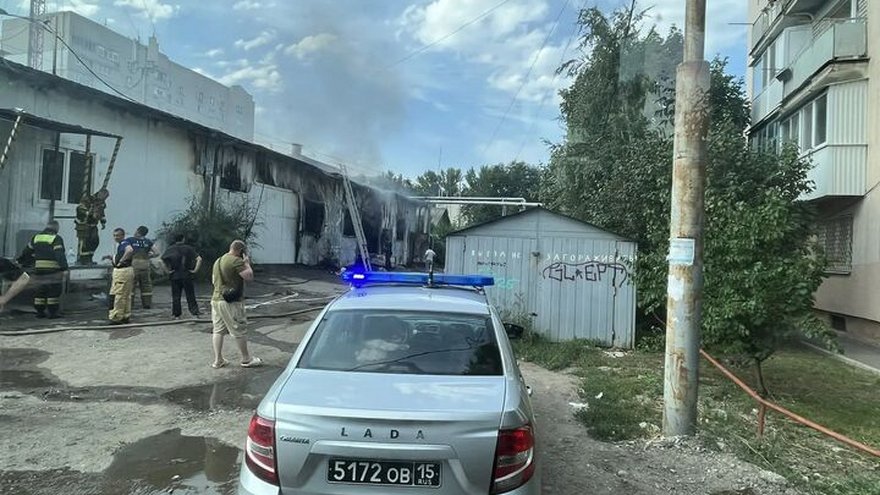 В Саратове тушили магазин Чижик и СТО