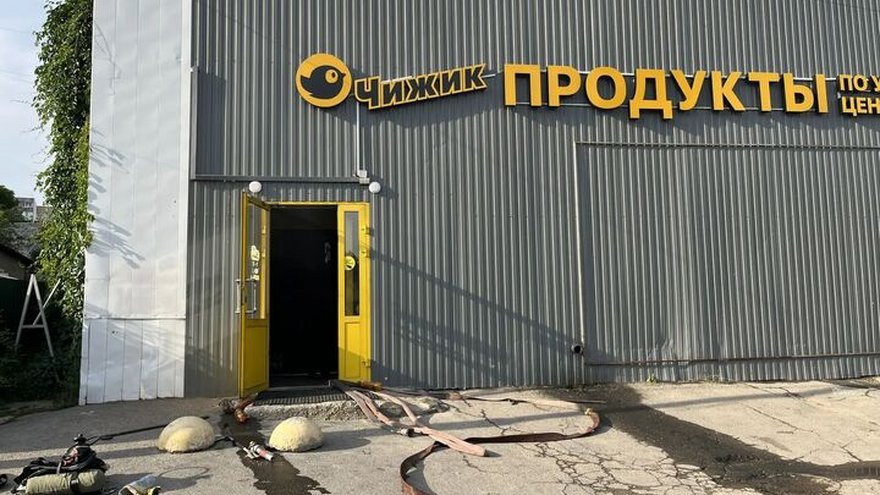 В Саратове тушили магазин Чижик и СТО