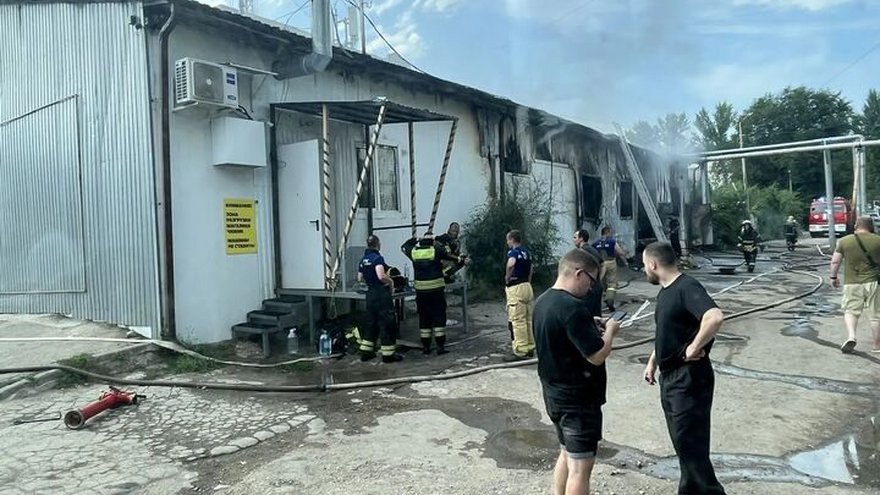 В Саратове тушили магазин Чижик и СТО