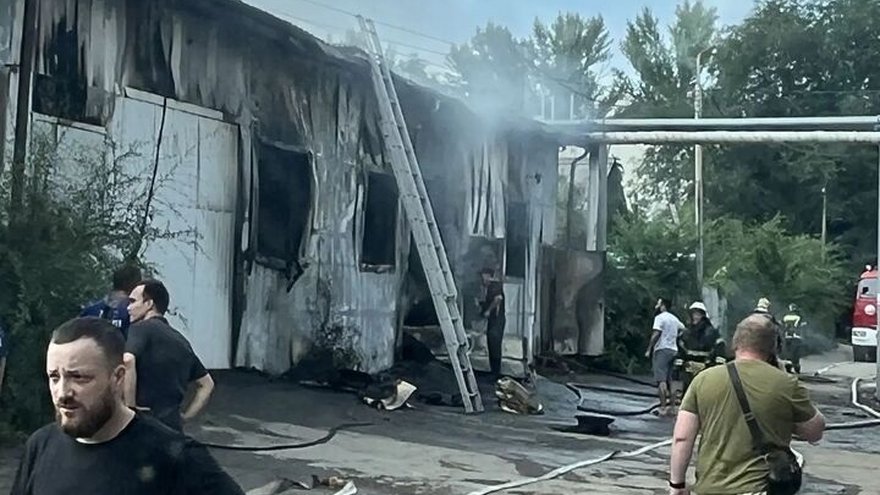 В Саратове тушили магазин Чижик и СТО