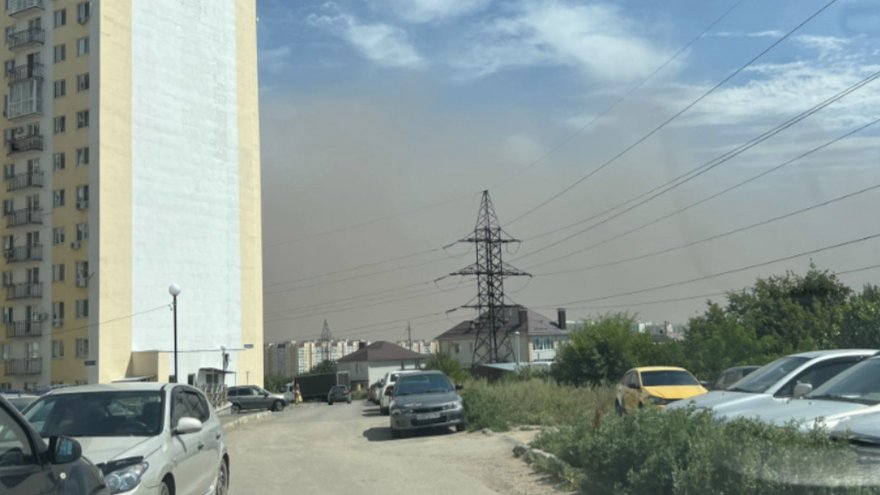 Сильный ветер повредил крышу школы в Балаковском районе