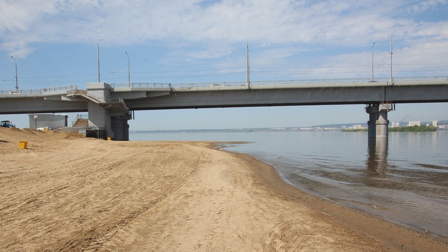 На пляже под мостом Саратов-Энгельс нашли мертвого мужчину