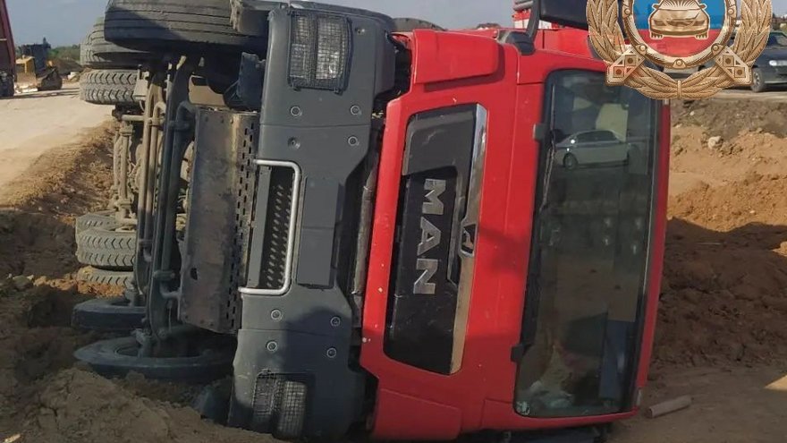 В Саратове водитель разбился в перевернувшемся грузовике