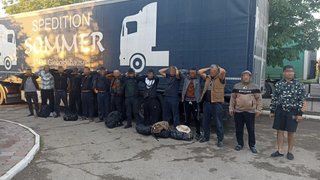 На границе Саратовской области в фуре нашли 12 мигрантов-нелегалов