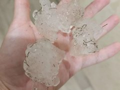 На Саратовскую область обрушился крупный град с ливнем