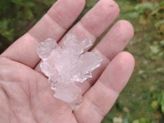 На Саратовскую область обрушился крупный град с ливнем