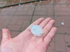На Саратовскую область обрушился крупный град с ливнем