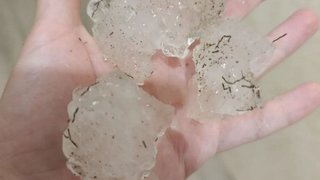 На Саратовскую область обрушился крупный град с ливнем