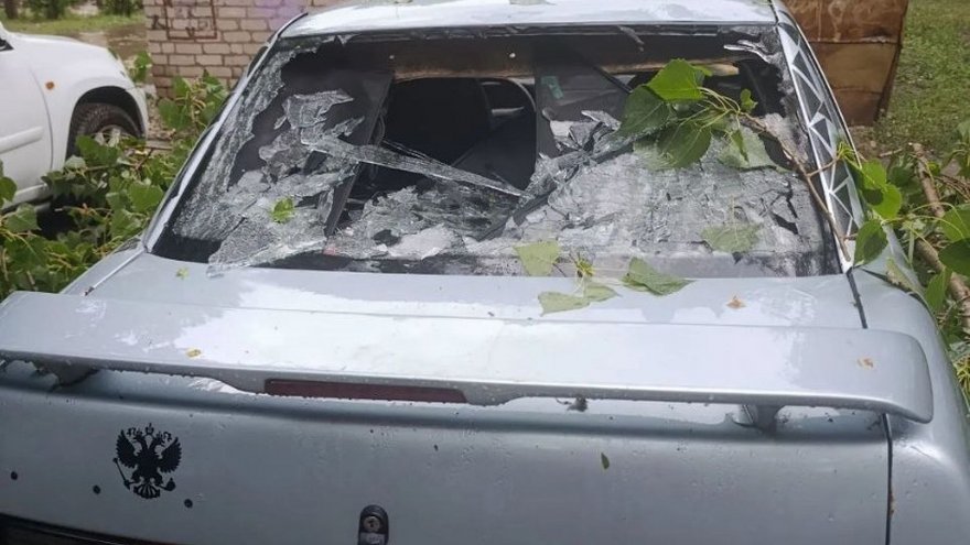 Рухнувшие деревья и разбитые машины: жители Саратовской области опубликовали фото с последствиями природной стихии