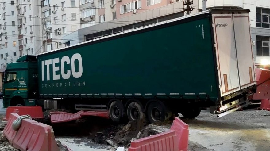 В центре Саратова фура застряла в траншее и вызвала затор