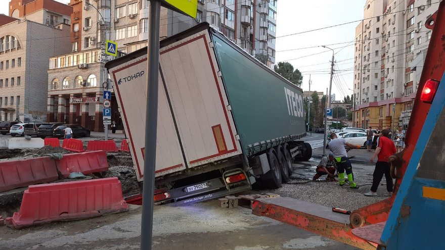 В центре Саратова фура застряла в траншее и вызвала затор
