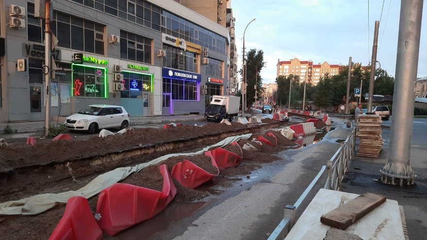 В центре Саратова фура застряла в траншее и вызвала затор