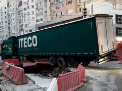 В центре Саратова фура застряла в траншее и вызвала затор