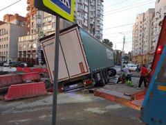 В центре Саратова фура застряла в траншее и вызвала затор