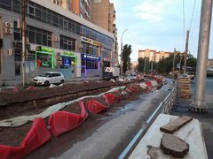 В центре Саратова фура застряла в траншее и вызвала затор