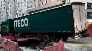 В центре Саратова фура застряла в траншее и вызвала затор