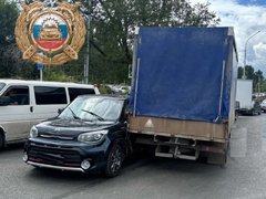 В Саратове 10-летняя девочка пострадала в столкновении легковушки с грузовиком
