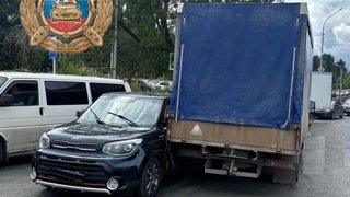 В Саратове 10-летняя девочка пострадала в столкновении легковушки с грузовиком