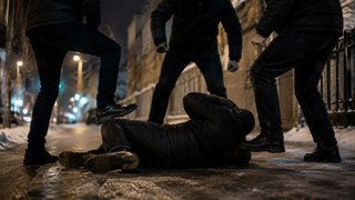 Троих саратовцев будут судить за избиение прохожего